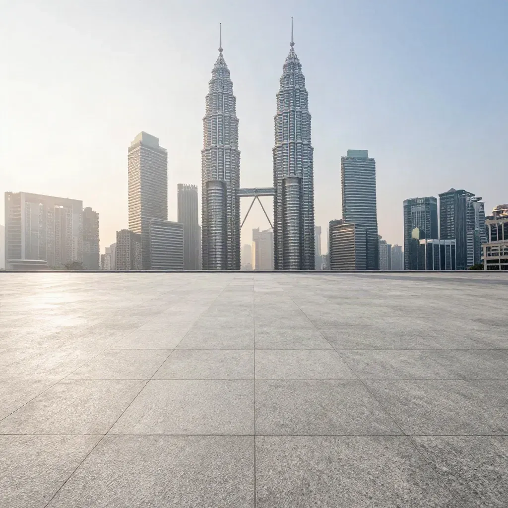 Pemandangan latar langit Kuala Lumpur waktu matahari terbit, menara berkembar di atas plaza konkrit berkabus.